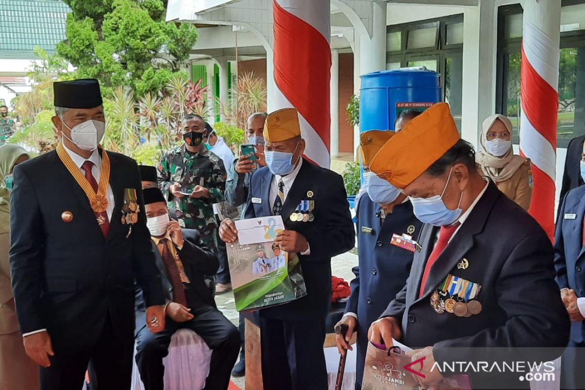 Pemerintah Kota Jambi memberikan tali asih kepada veteran