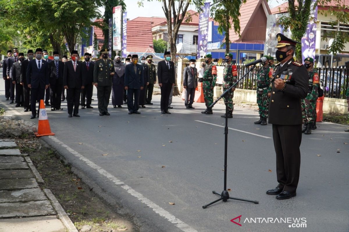 Plt Walikota kunjungi monumen pertempuran 9 November sekaligus serahkan santunan