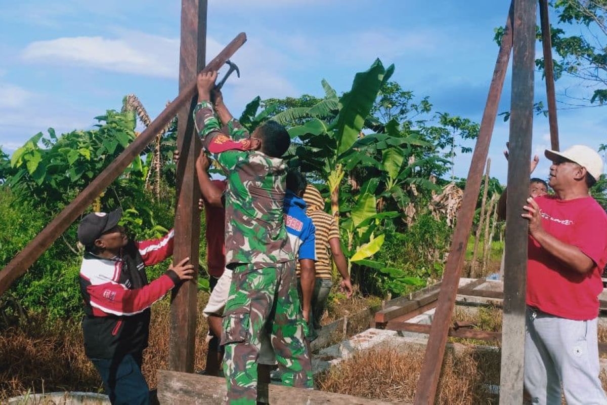 Babinsa bersama warga renovasi gereja GKI Kampung Firo
