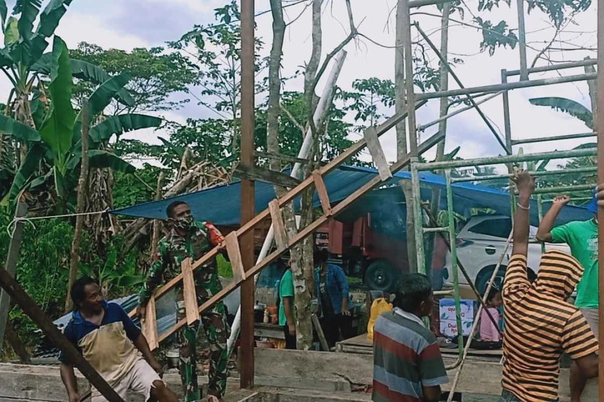 Babinsa Koramil Timika bantu perbaiki rumah warga kampung Hangaitji