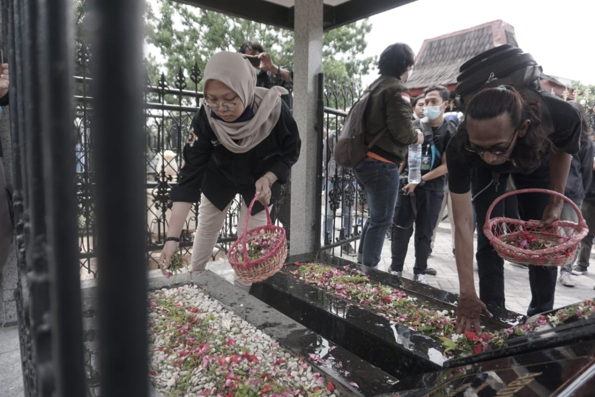 Dies natalis ke-56, mahasiswa Stikosa-AWS ziarah ke makam tokoh pers Abdul Aziz