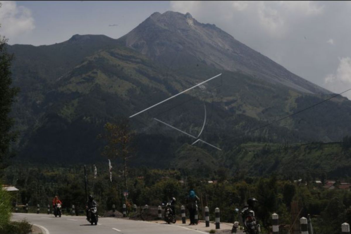 Gunung Merapi mengeluarkan guguran lava sejauh  700 meter