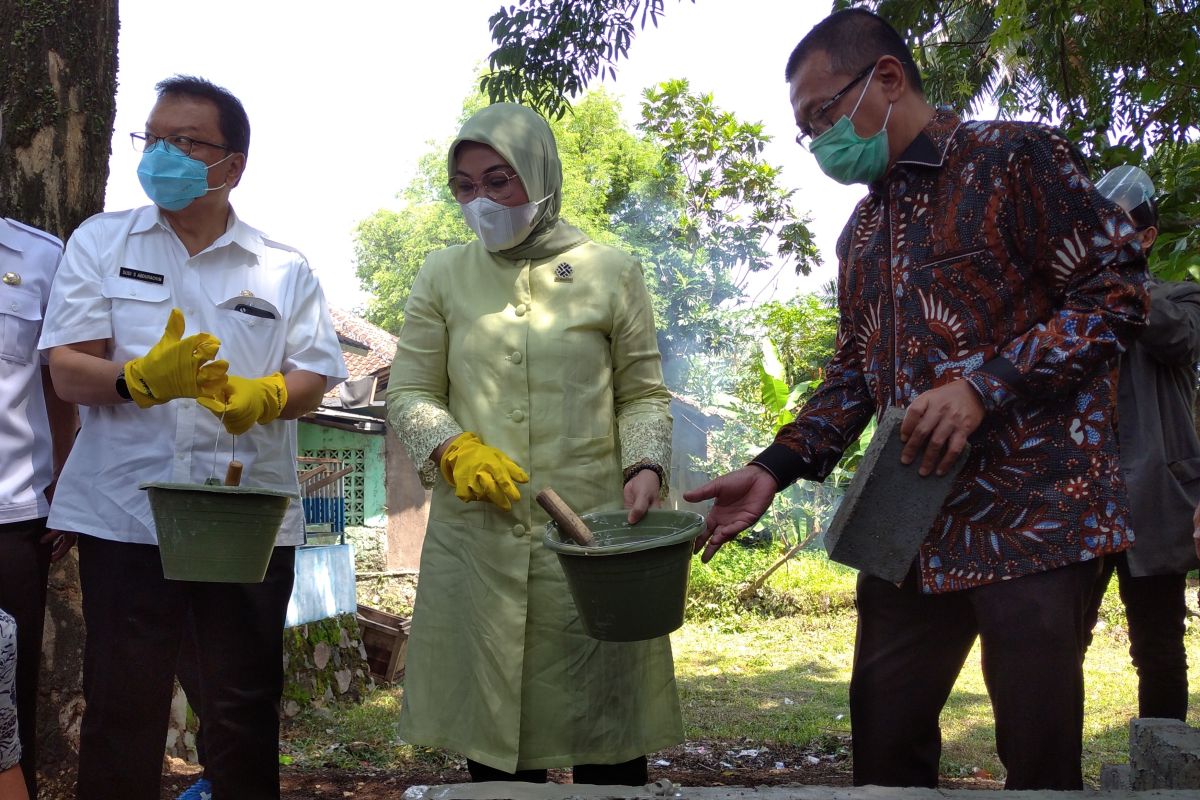 Menaker serahkan bantuan program jaring pengaman sosial untuk Cianjur