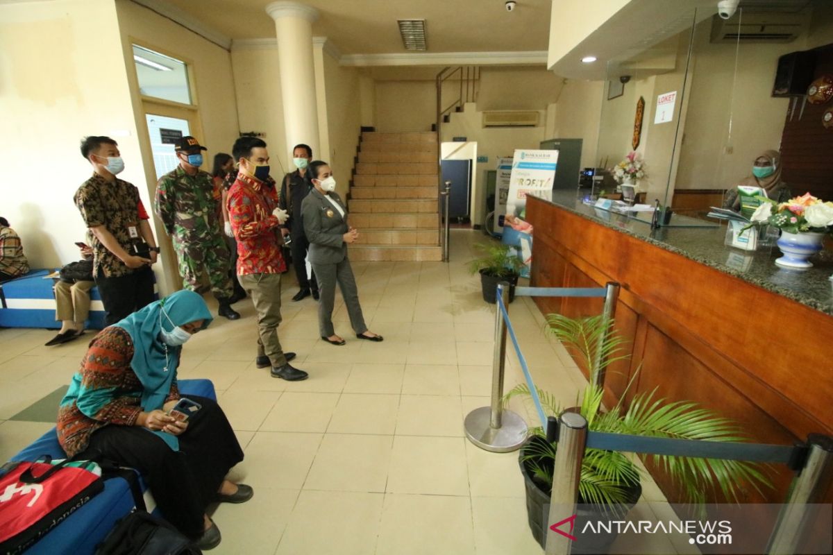 Karolin tinjau penerapan protokol kesehatan di layanan publik