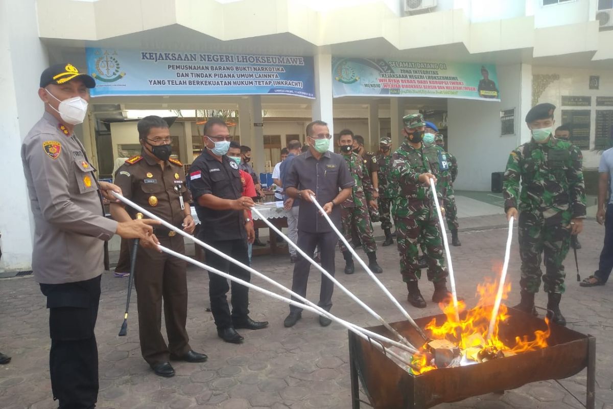 Kejari Lhokseumawe musnahkan barang sitaan narkoba dan senjata api