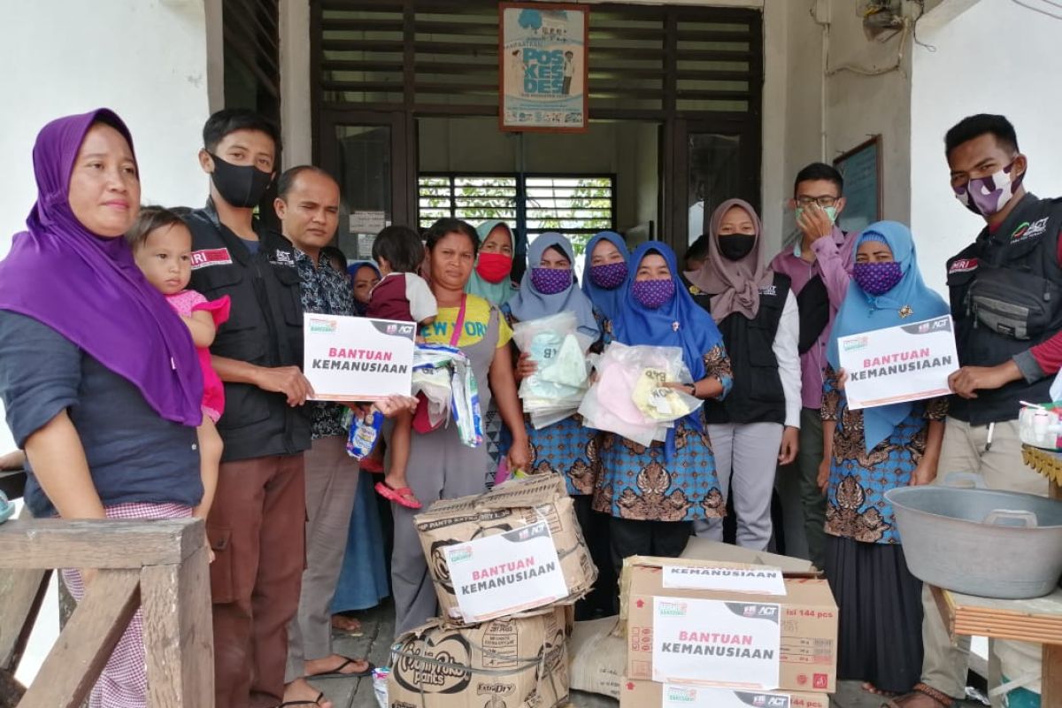 Warga Desa Kuala Terusan terima bantuan kemanusiaan dari ACT Riau