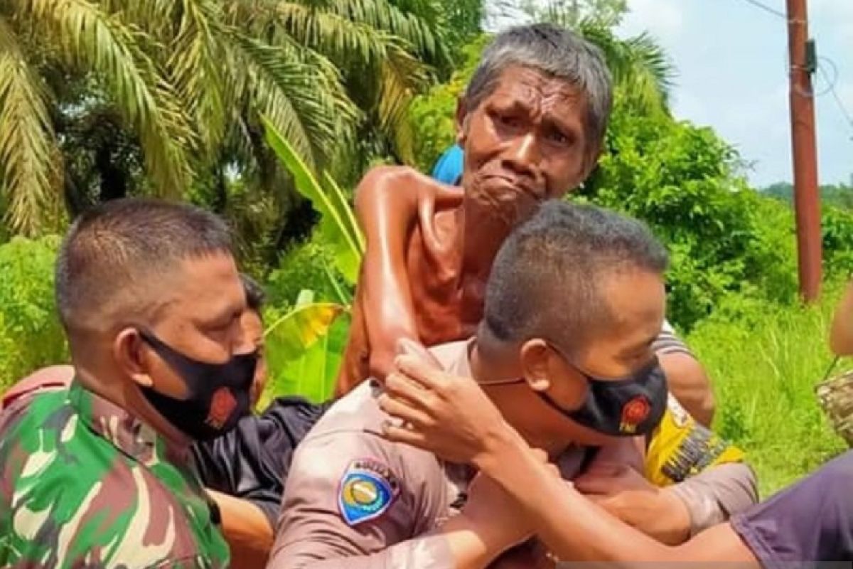 Viral, aparat  di Inhu gendong korban banjir