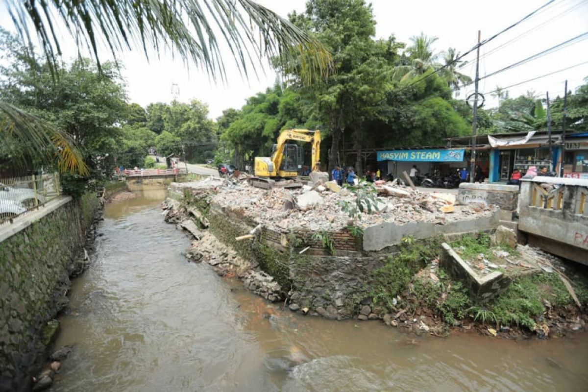 Sudin SDA Jaksel bongkar bangunan ilegal di atas Kali Grogol