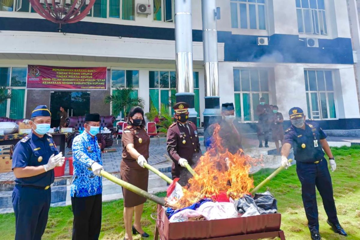 Kejari Kupang musnahkan ribuan karung pakaian selundupan