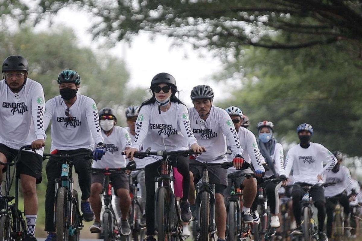 Generasi putih ajak warga Tanbu hidup sehat dan gowes pagi sambil bersih - bersih