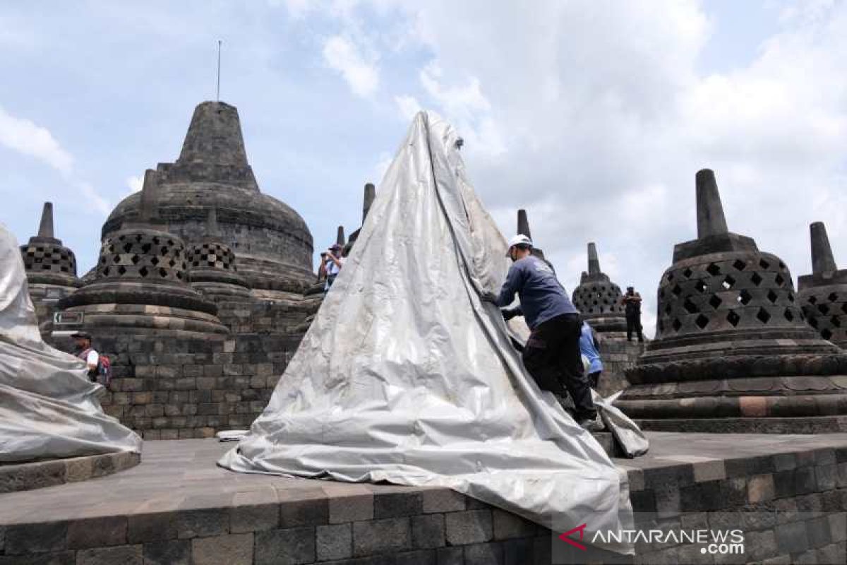 Candi Borobudur ditutup terpal untuk antisipasi erupsi Merapi