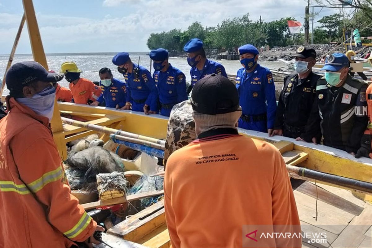 Ditpolair Polda Jatim bantu masyarakat pesisir akibat banjir rob