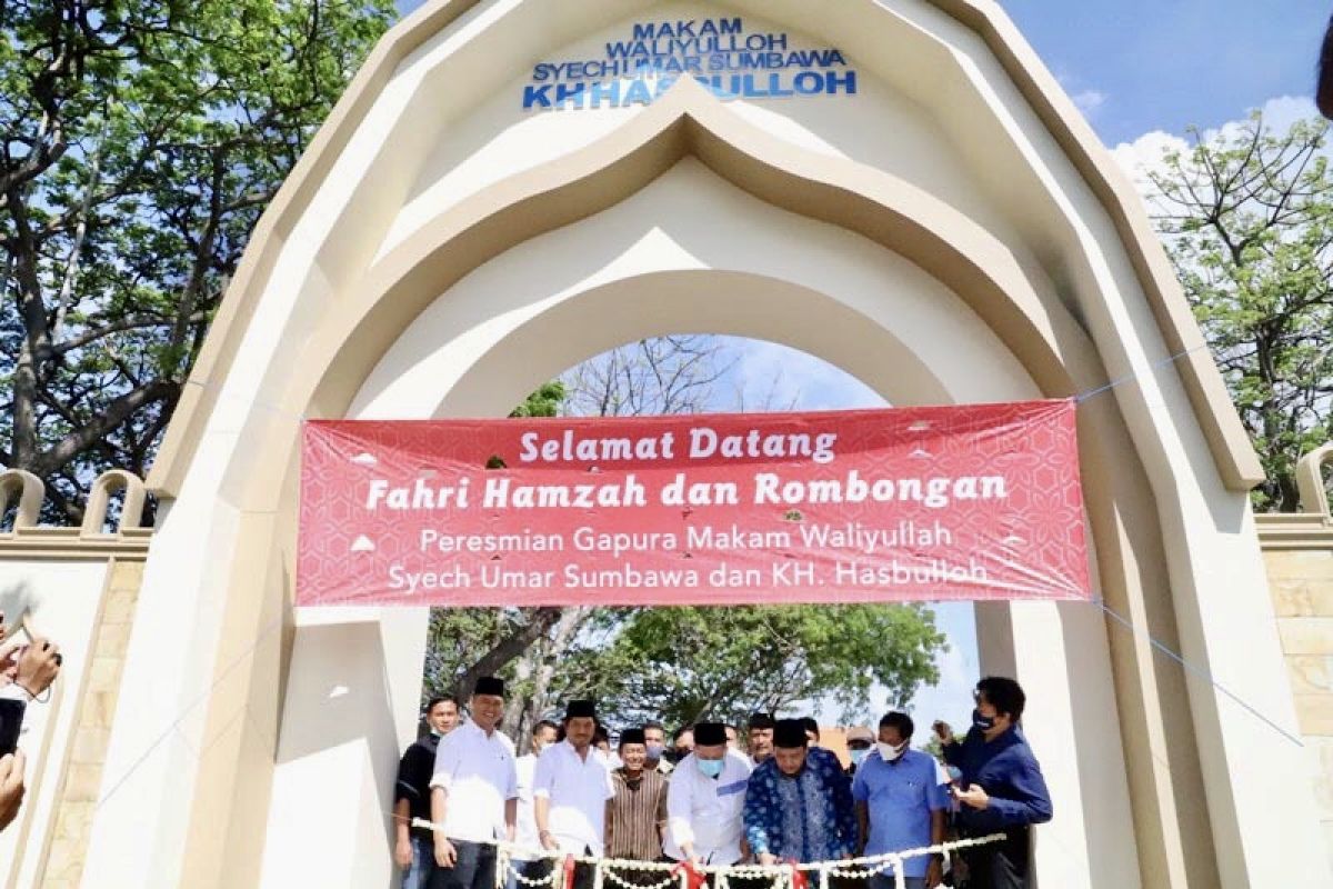 Fahri Hamzah resmikan gapura makam Syekh Umar Sumbawa di Surabaya