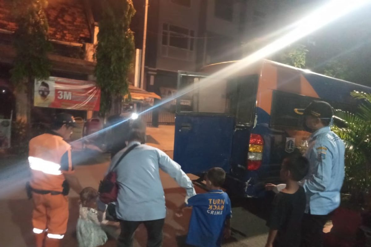 Dua anak telantar di GOR Cengkareng kembali ke orang tuanya