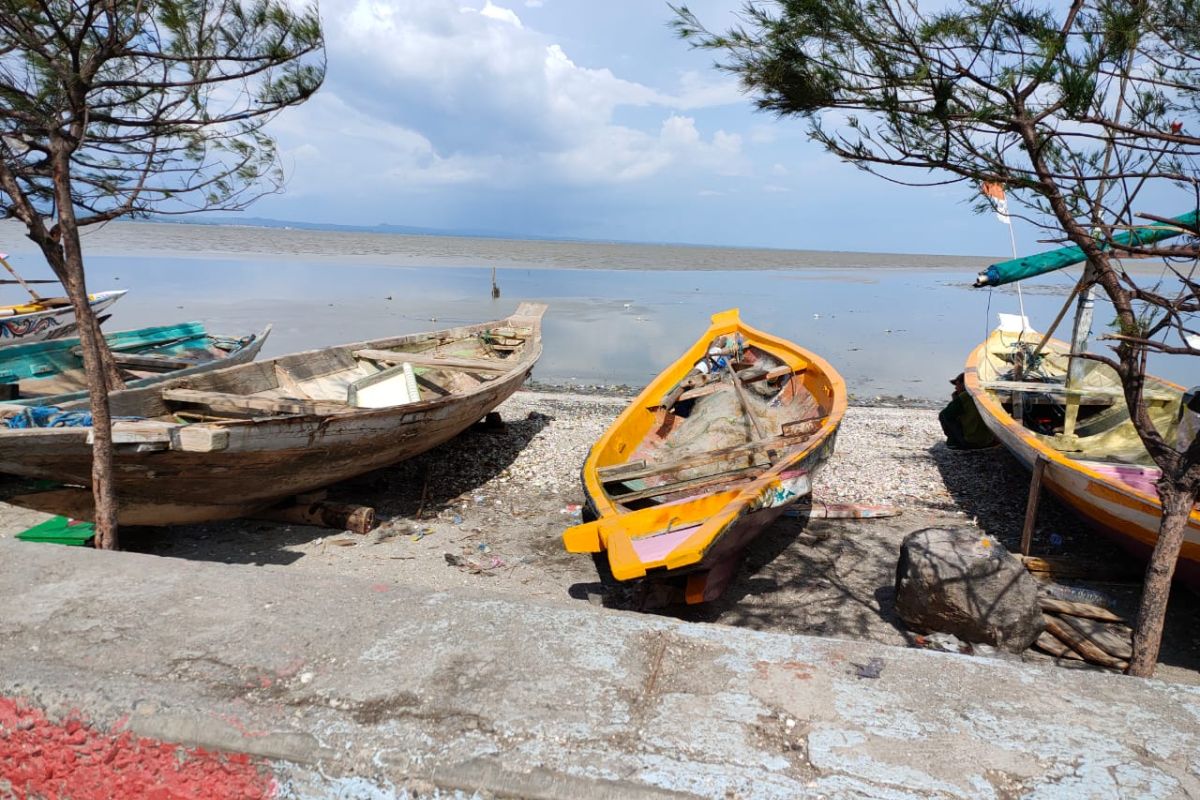 Pemkot Surabaya bantu perahu nelayan akibat gelombang pasang