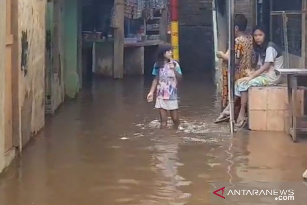 Luapan Kali Ciliwung rendam 34 RT di Jakarta pada Senin pagi