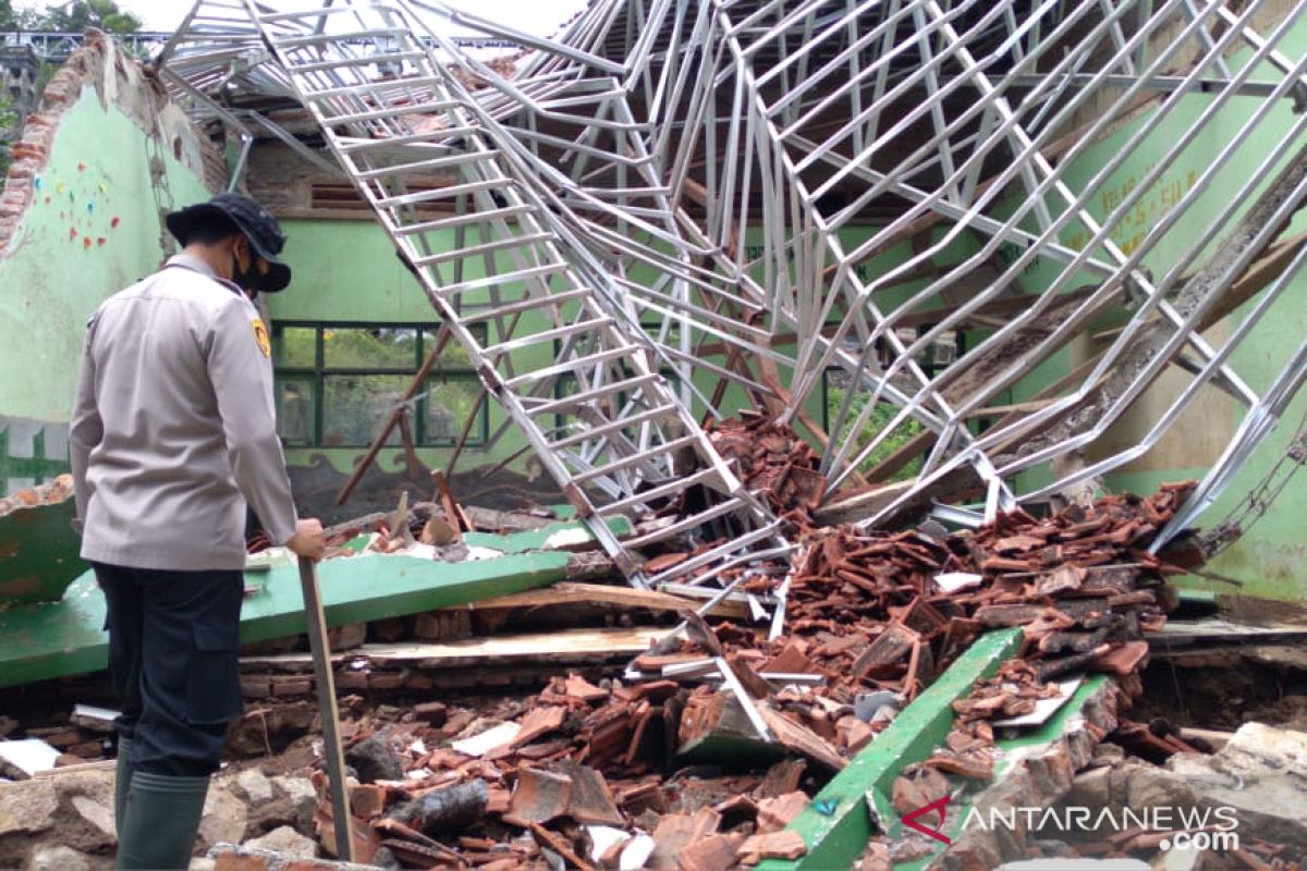 Tidak ada anggaran, Pemkab Jember belum bisa perbaiki sekolah ambruk