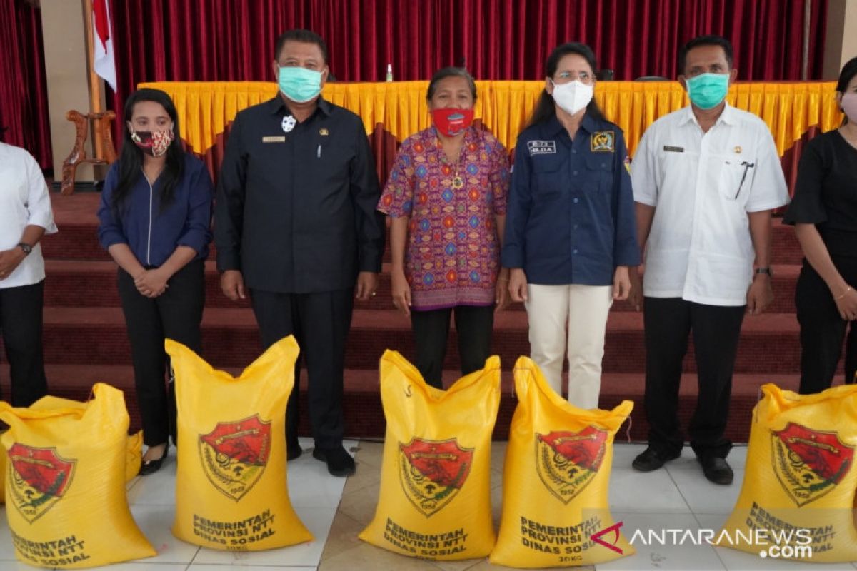 Ratusan guru di Kota Kupang dapat bantuan sosial dampak COVID-19