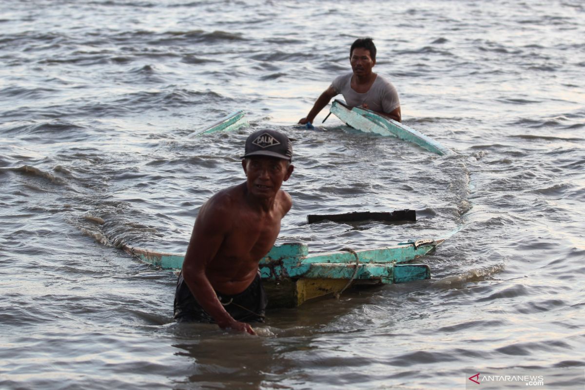 Pemkot Surabaya bantu perbaiki perahu nelayan terkena gelombang pasang