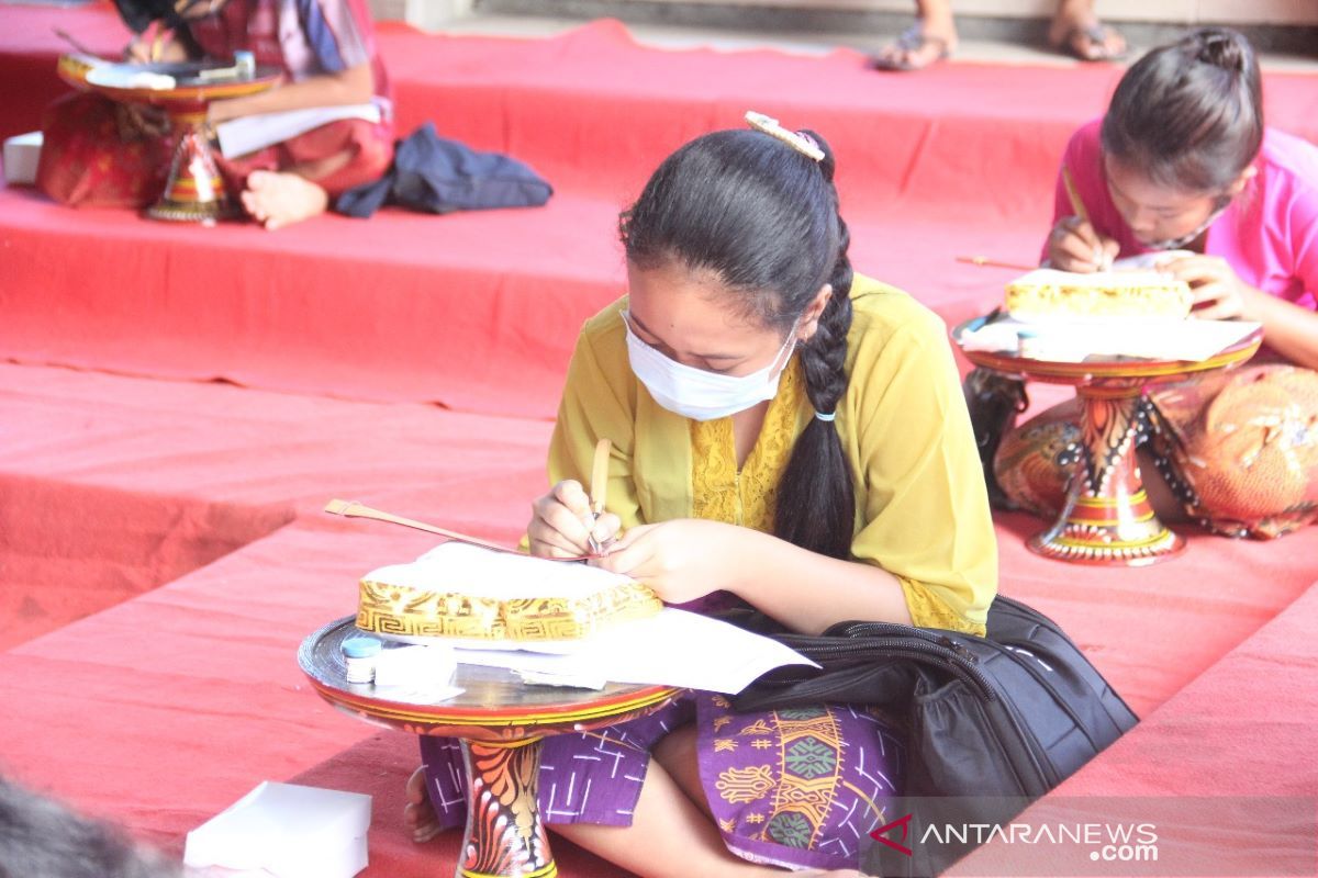 Pelajar SMP di Buleleng belajar menulis di lontar