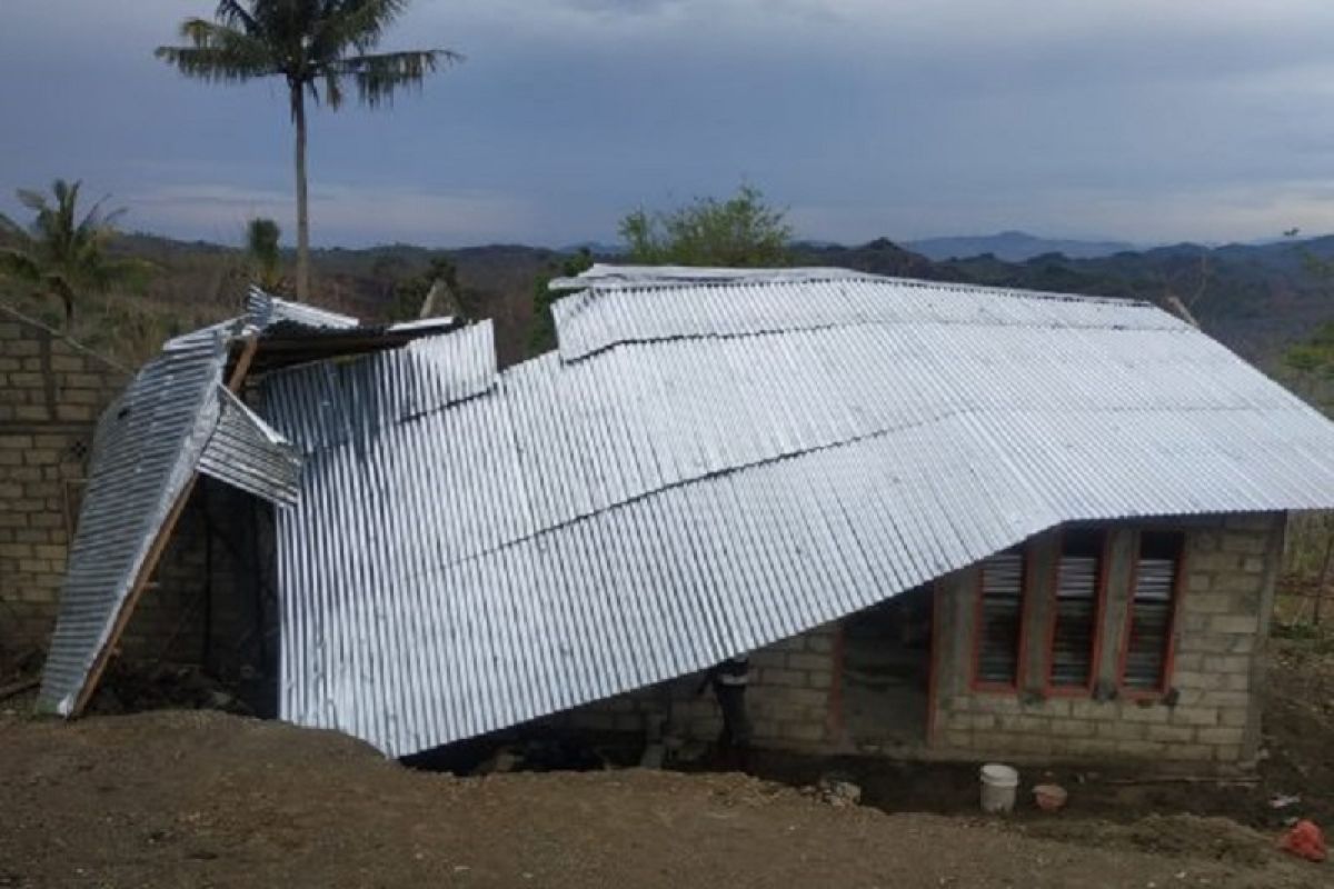 20 Bangunan rusak diterjang puting beliung di Timor Tengah Utara
