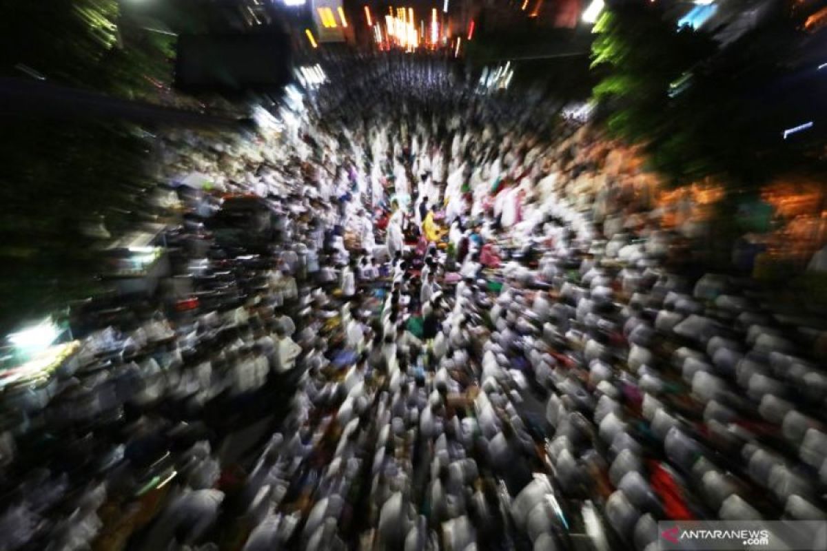 Doakan Pilkada aman, ribuan warga lintas agama doa bersama