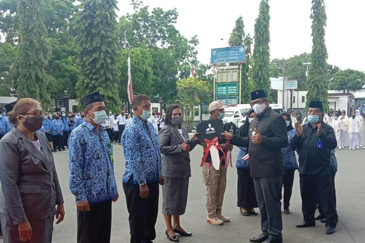 Bupati Thaher Hanubun serahkan ambulans darat dan laut untuk Puskesmas