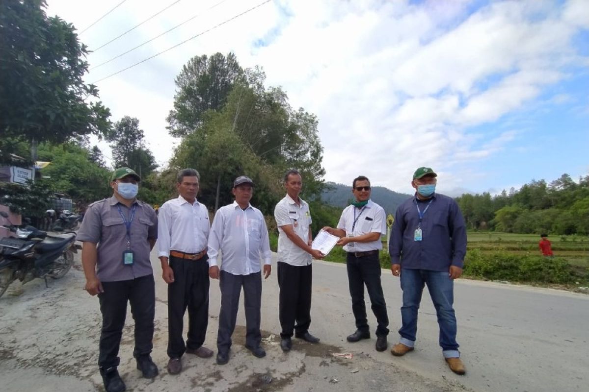 PT TPL perbaiki jalan di Desa Pardomuan