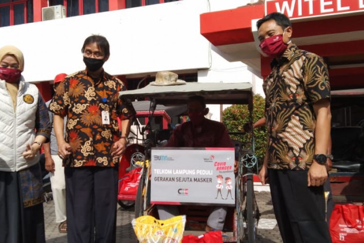 Telkom Lampung bagikan 8.000 masker kepada masyarakat