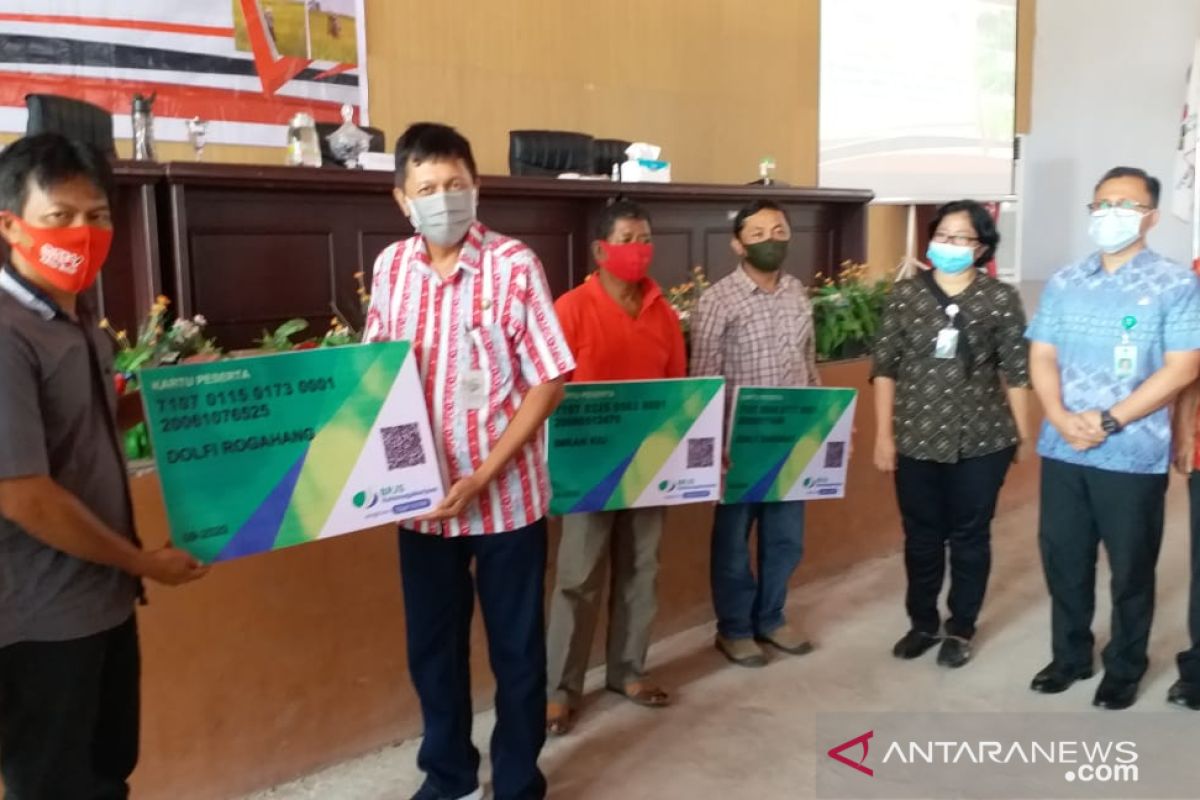 Ratusan petani di  Kabupaten Minahasa Tenggara menjadi peserta BPJAMSOSTEK