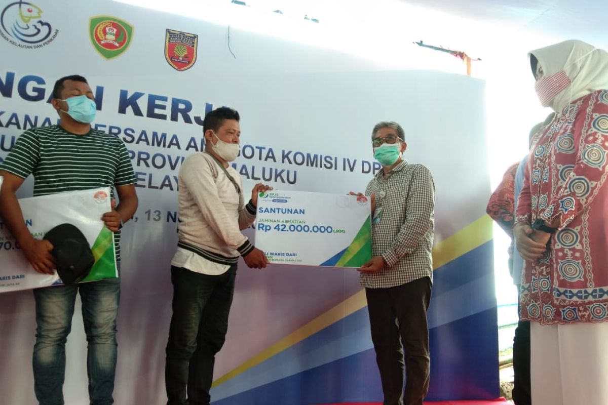 BPJAMSOSTEK Maluku serahkan santunan JKK dan kematian