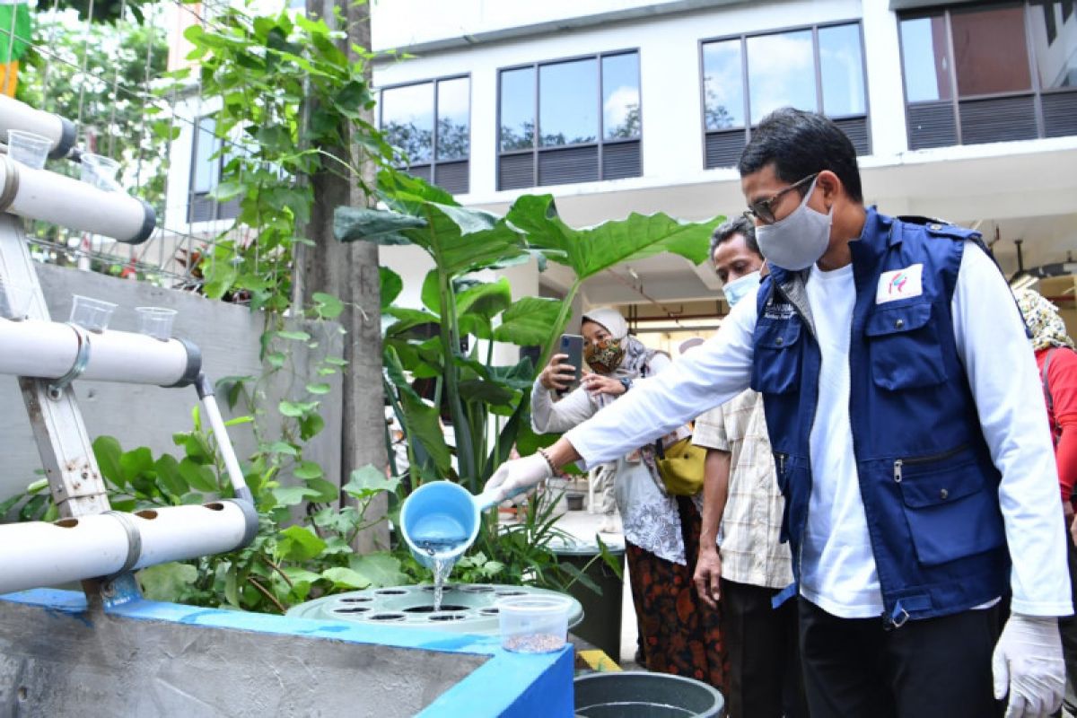 Sandiaga apresiasi pemberdayaan Kampung Budikdamber bantu perekonomian