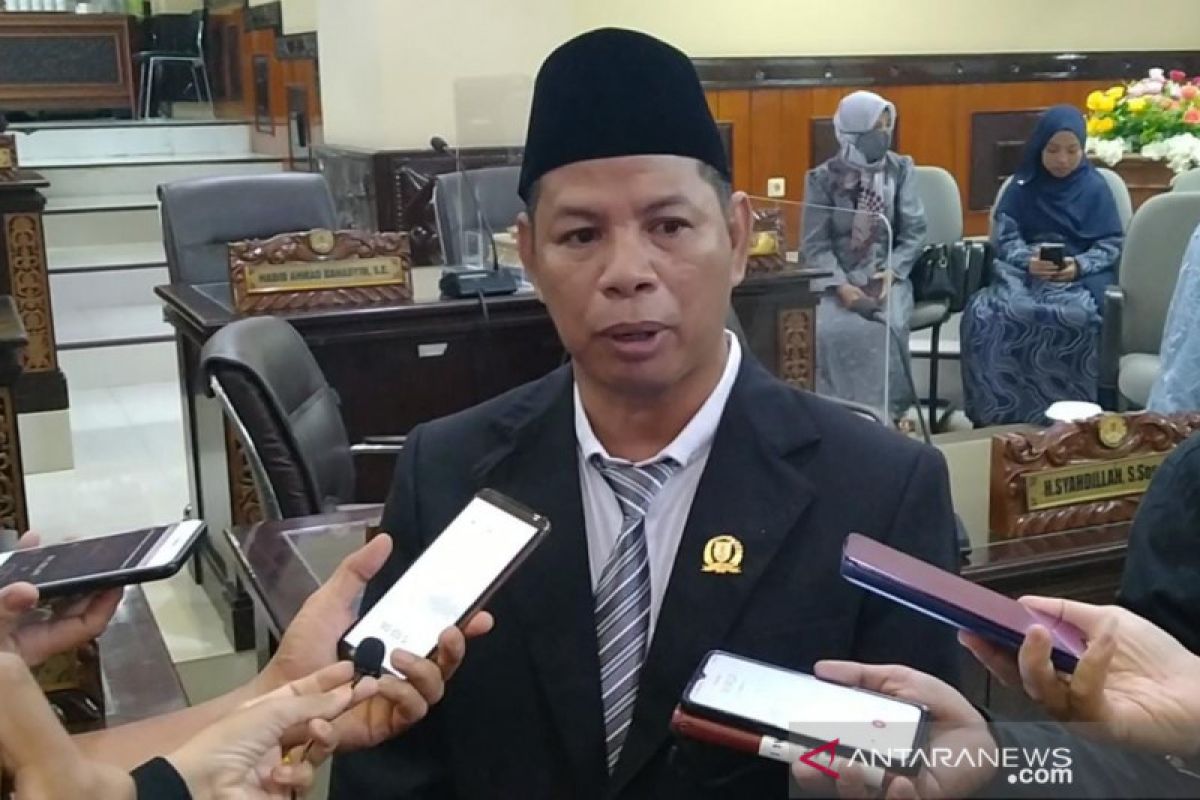 Kebalikan peribahasa 