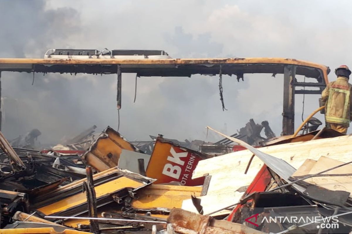 Kebakaran puluhan rongsokan bus Transjakarta di Bogor akibat gas