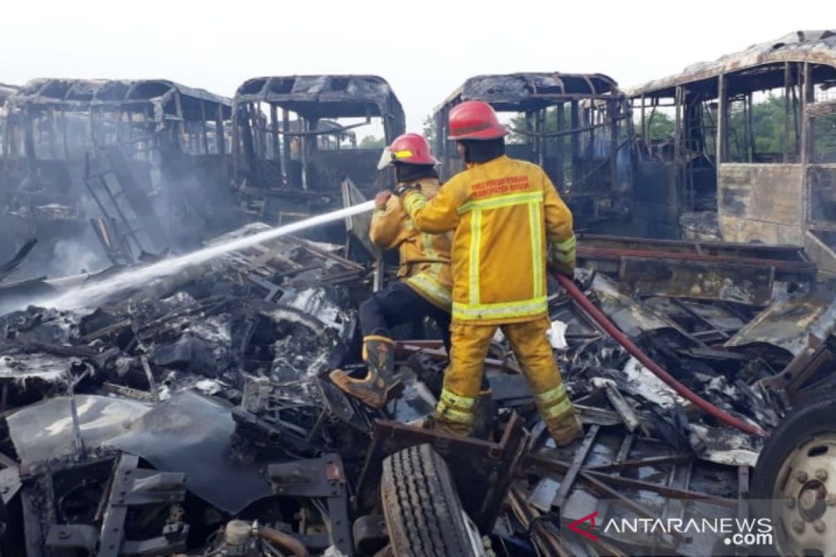 10 armada damkar padamkan api yang melalap puluhan bus Transjakarta di Bogor