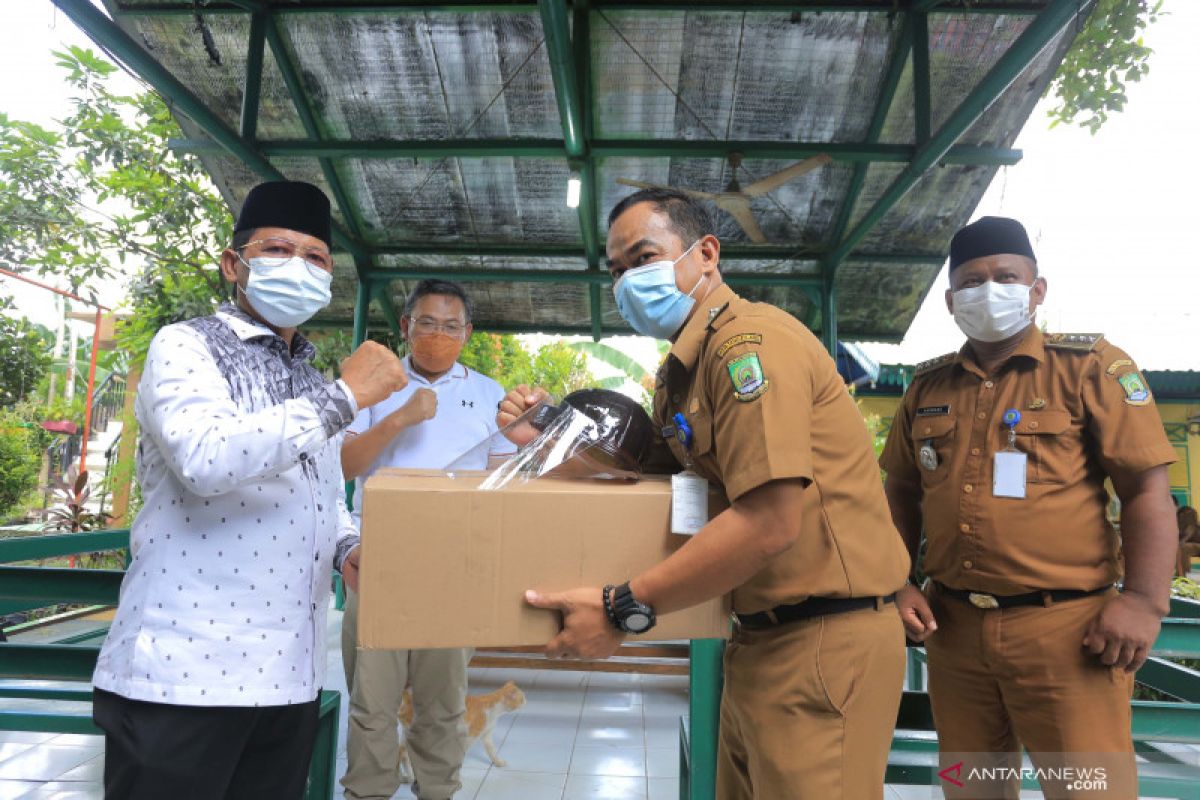 BPBD Tangerang bagikan 10.000 pelindung wajah ke pengurus RW