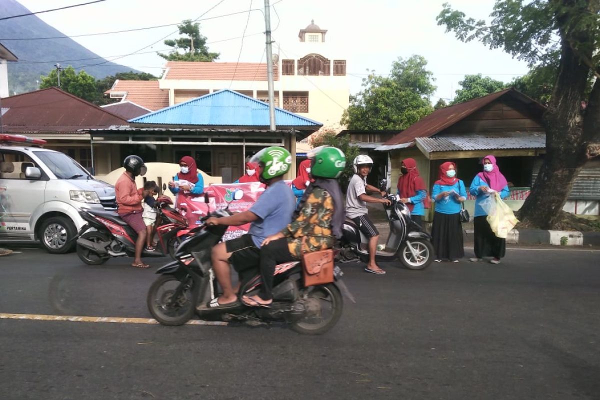 Puluhan petugas kesehatan bagikan ribuan masker di Ternate