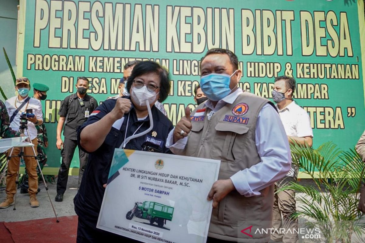 Bupati Kampar terima sepeda motor angkut sampah dari Menteri LHK