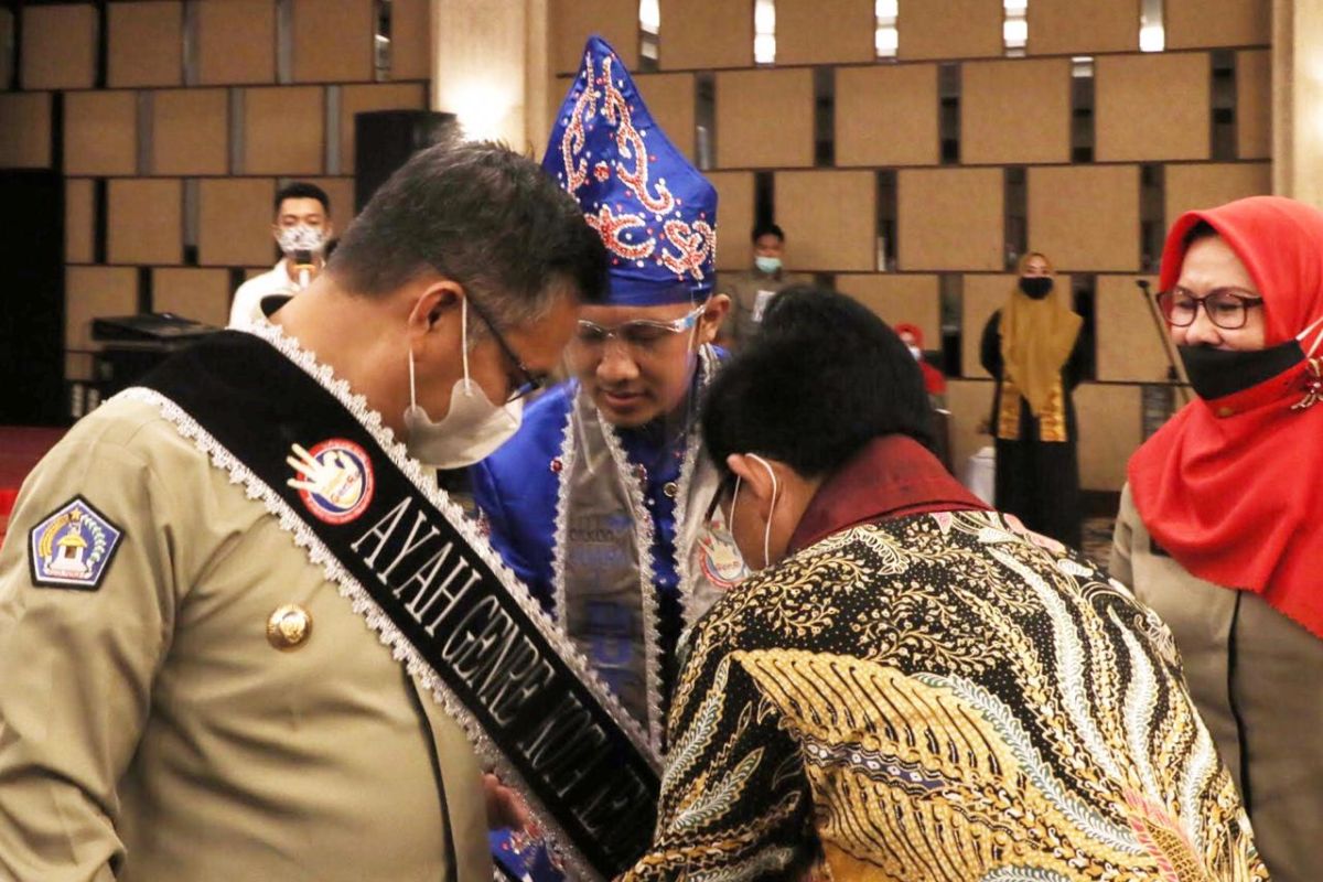 BKKBN Kukuhkan Sulkarnain Kadir sebagai "Ayah Genre" Kendari