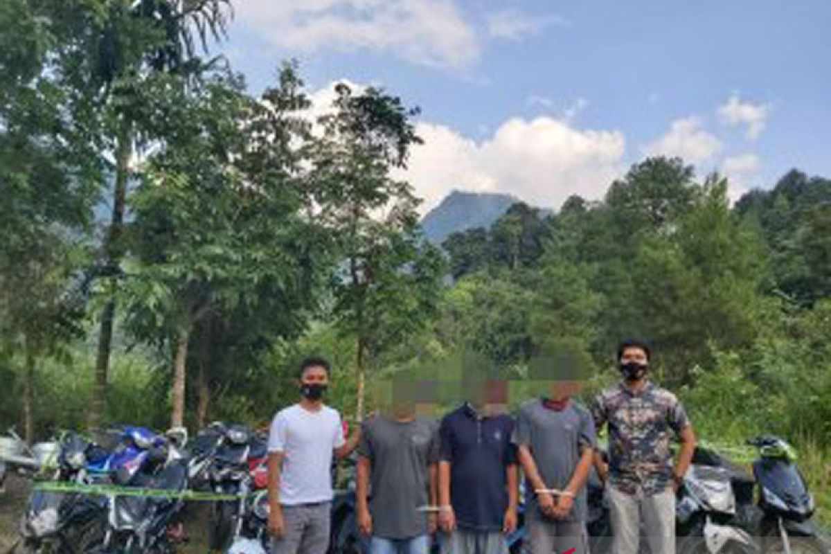 Polres Solok Arosuka tangkap tiga pelaku Curanmor, 19 motor sebagai barang bukti