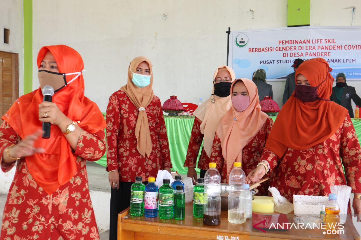 IAIN Palu  latih perempuan di daerah rawan bencana buat sabun cuci