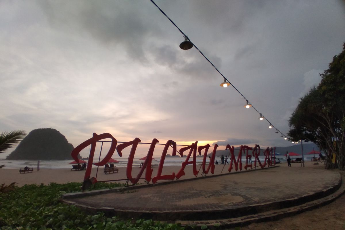 Pulau Merah Banyuwangi jadi pilihan tujuan wisata akhir pekan