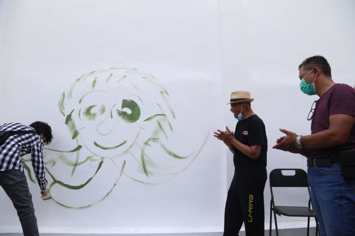 Dahlan Iskan apresiasi kreativitas seniman mural di Surabaya