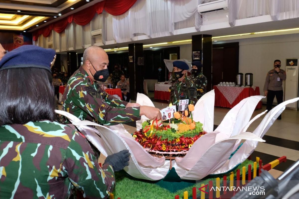 Wakapolda Kalsel lakukan pemotongan tumpeng di HUT Brimob Polri Ke-75