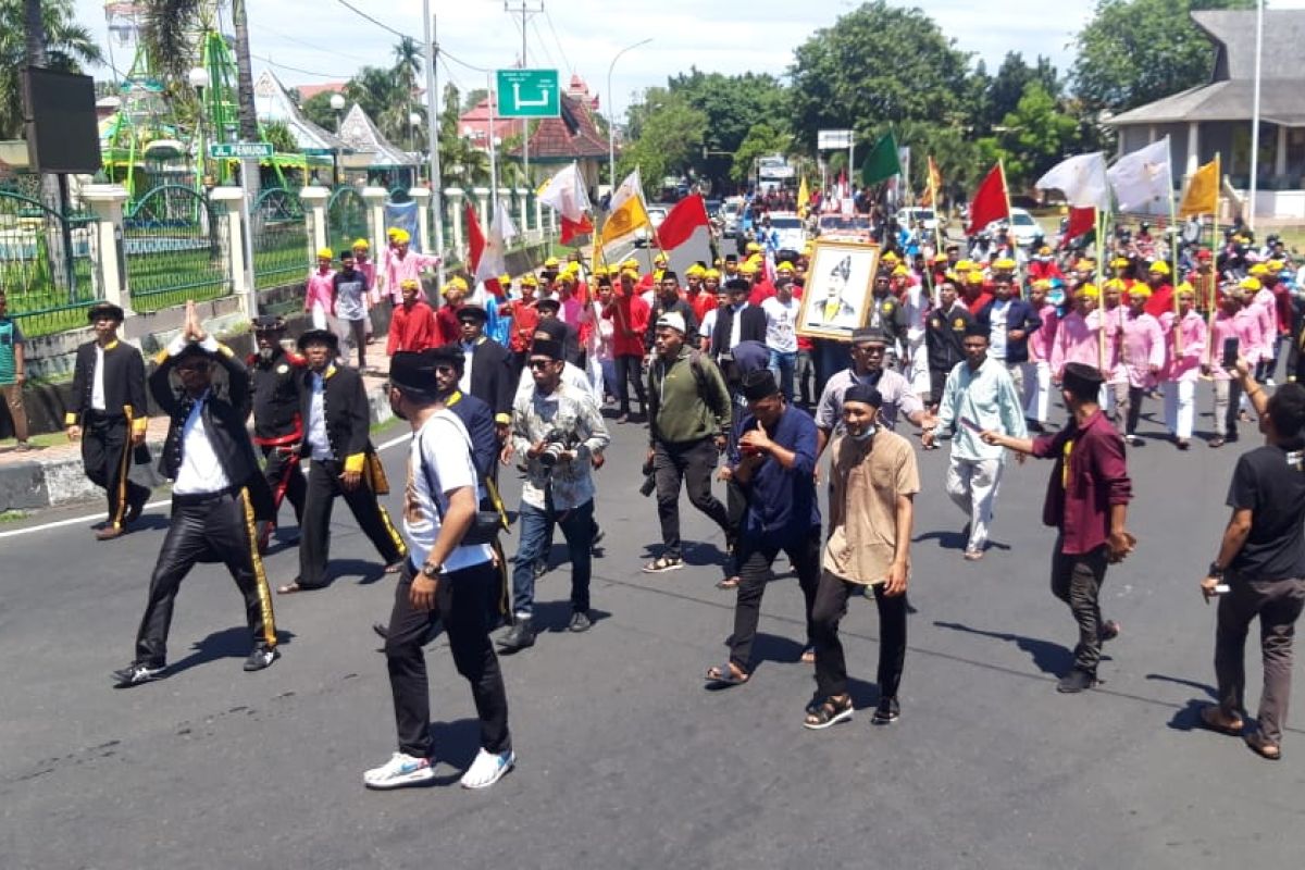 Warga Ternate  antusias sambut piagam pahlawan nasional Sultan Baabullah