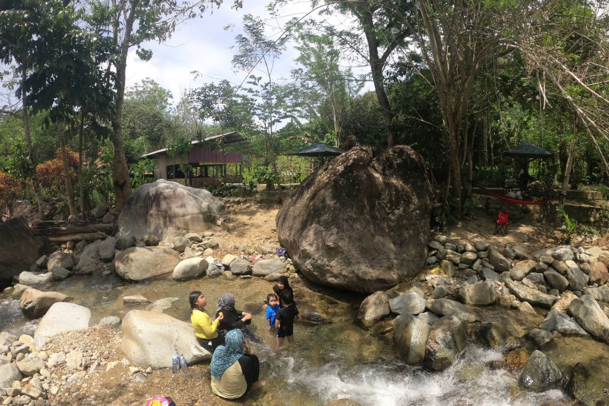 Obyek wisata Lombongo miliki air panas dan sungai yang memikat