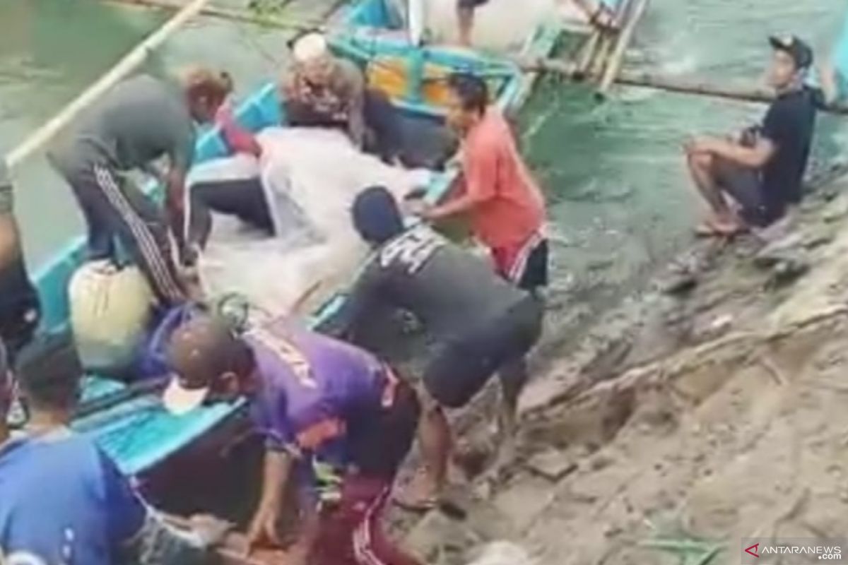 Seorang nelayan berpelampung ban bekas tewas tenggelam di tengah laut