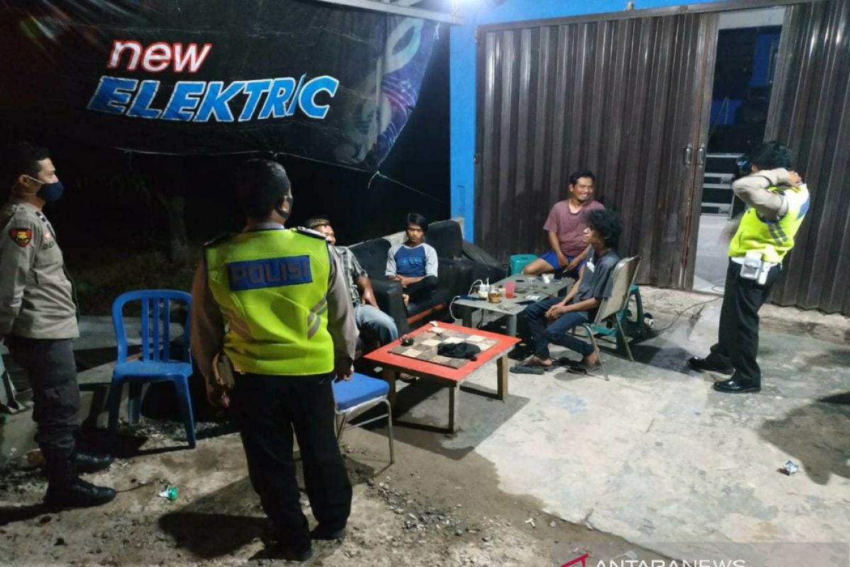 Polisi patroli protokol kesehatan di warung malam