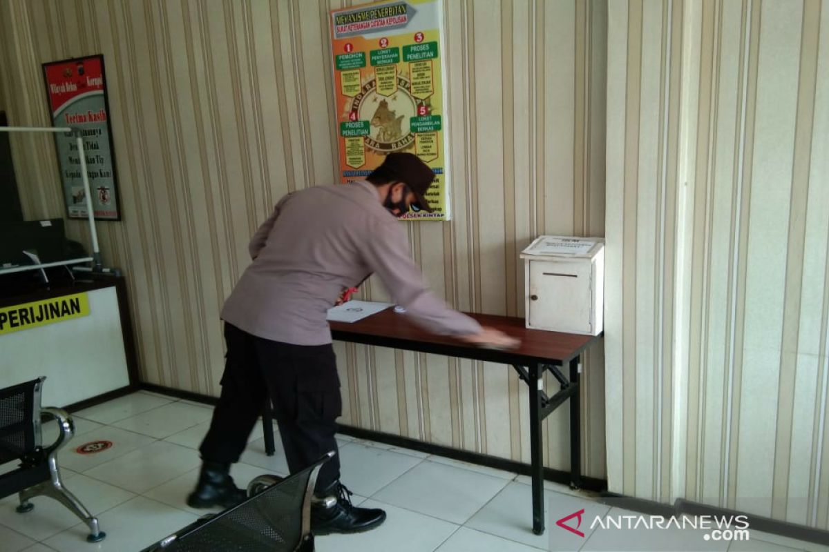 Polsek Kintap  semprotkan cairan disinfektan di ruang pelayanan