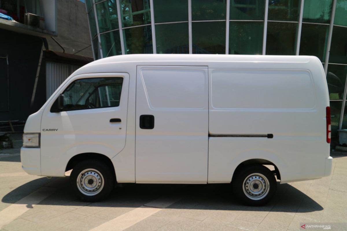 Suzuki New Carry hadir dalam bentuk Minibus dan "Blind Van"